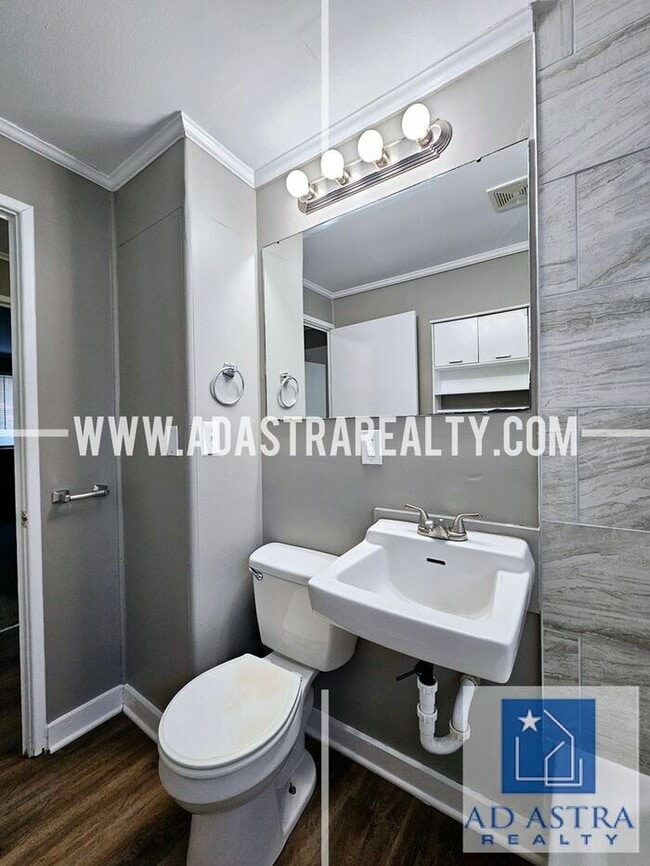 Building Photo - 3 Bedroom 1 Bathroom Home in Gladstone-Ava...