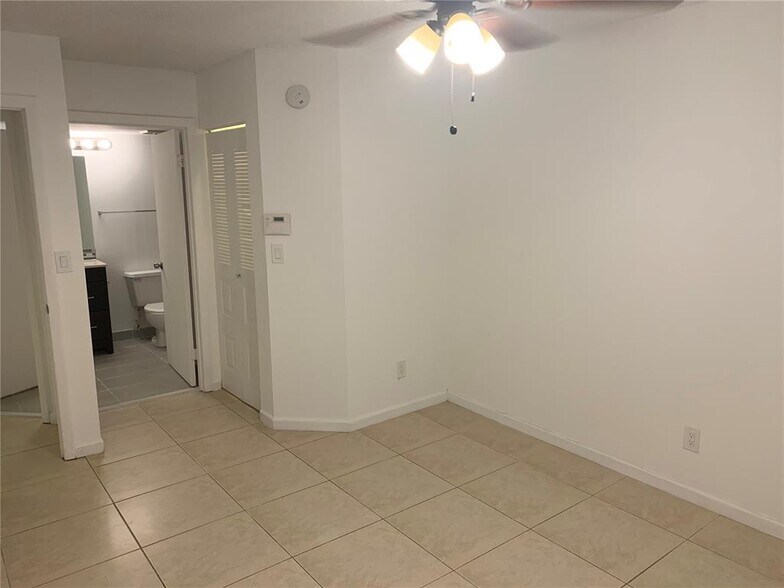 Building Photo - 1013 Coral Club Dr