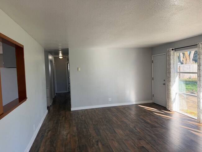 Building Photo - Updated 3 bedroom 1.5 bathroom house in Springfield!