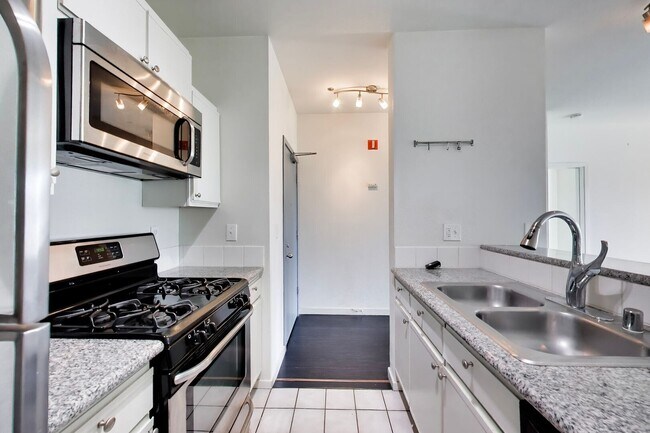 Building Photo - 1524 1st Ave