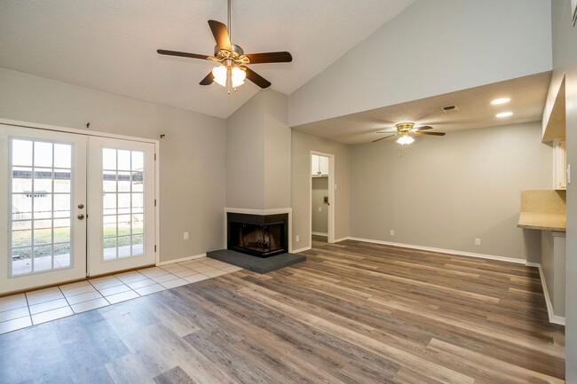 Building Photo - Fully Remodeled Townhome with Loft and Pri...