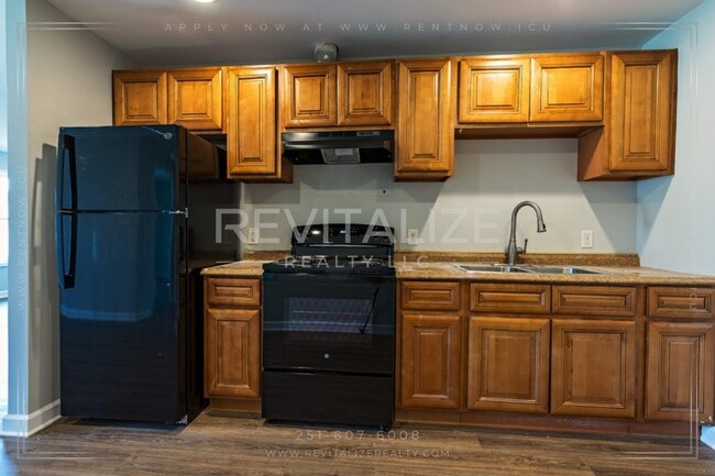 Building Photo - **NO SECURITY DEPOSIT** 5 Bedroom Home in ...