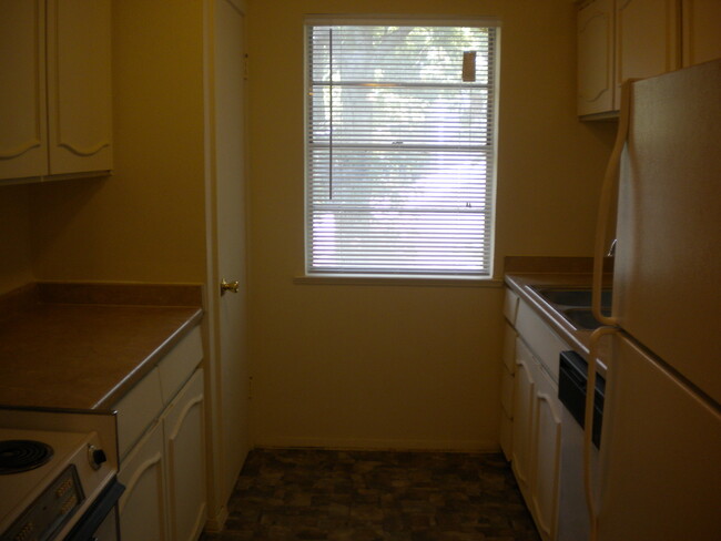 Building Photo - 2 Bedroom, 1.5 Bathroom Apartment in Arlin...