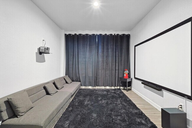 Building Photo - 521 E Robin Ct