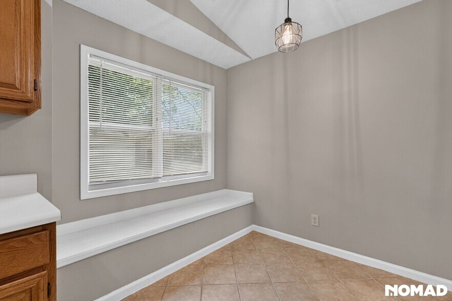 Building Photo - 933 River Rock Dr
