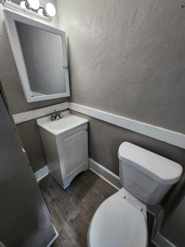 Building Photo - Two Bedroom Single Family Home!