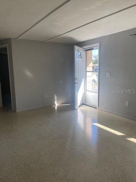 Building Photo - 3741 Kingsbury Dr