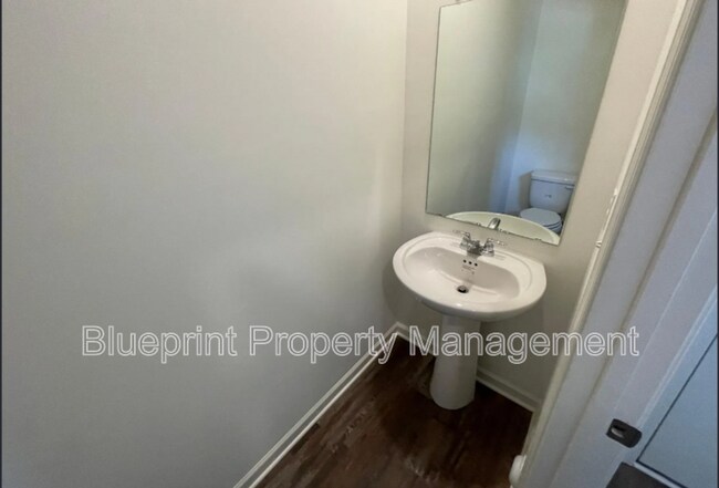 Building Photo - 229 Chelsea Pk Cir