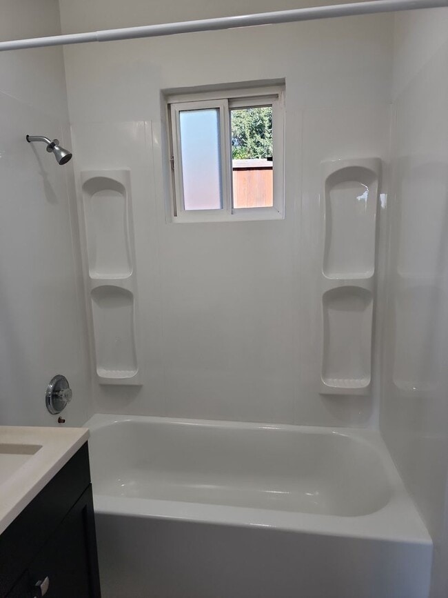 Building Photo - 6040