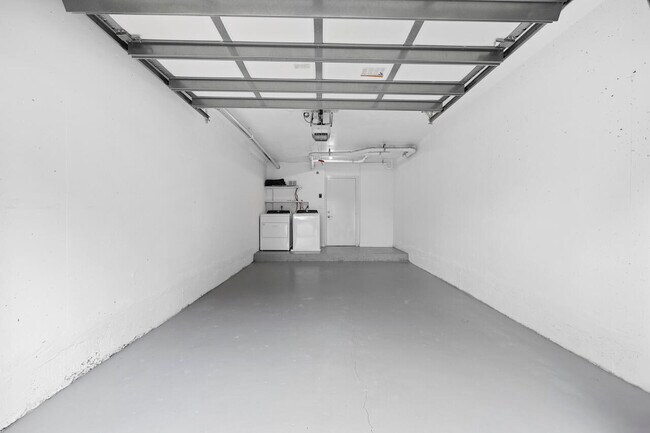 Building Photo - 1400 Crestwood Ct S