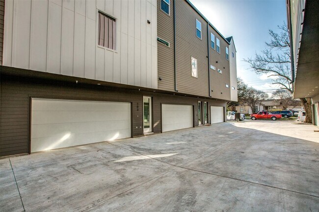 Building Photo - 2143 Mail Ave