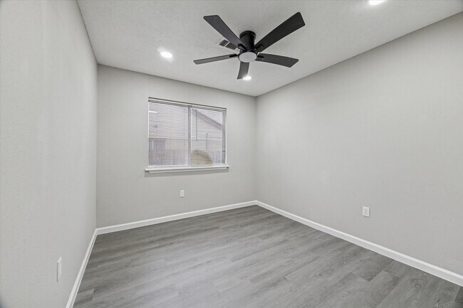 Building Photo - 4934 Deerwood Cir