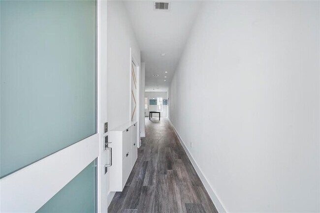 Building Photo - 5509 Paraiso Pl
