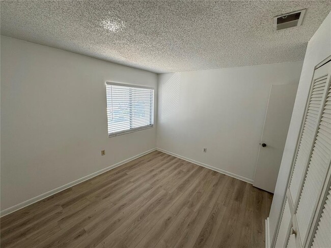 Building Photo - 5047 Vineland Rd
