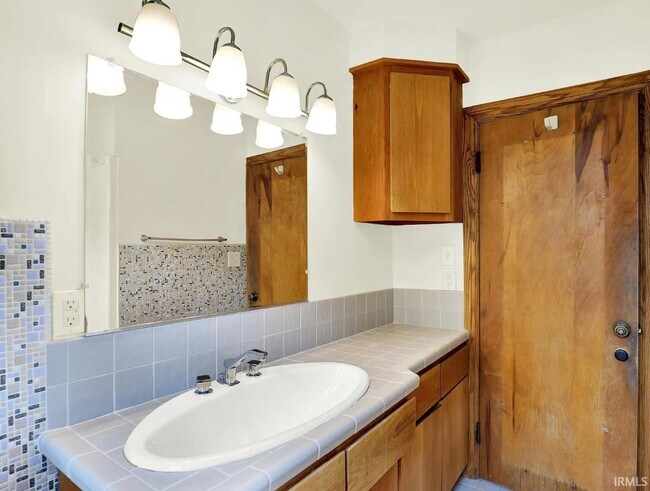 Building Photo - 916 E Maxwell Ln