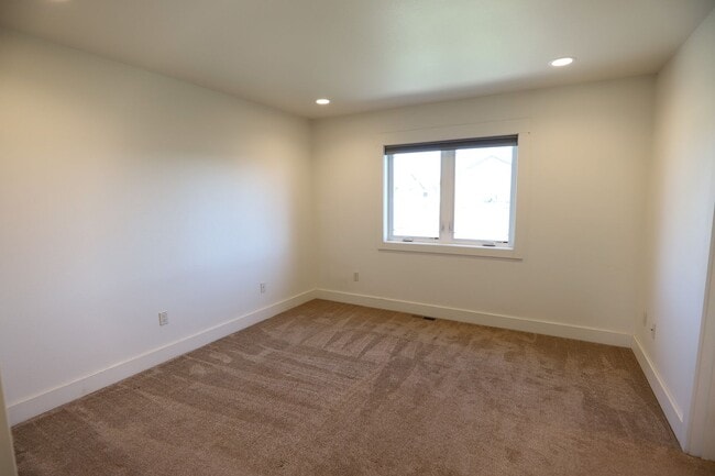 Building Photo - 1327 Silverton Dr