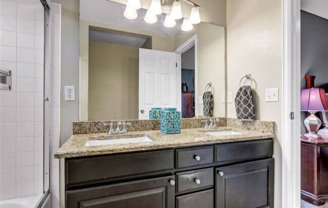 Building Photo - Gorgeous home in Littleton!