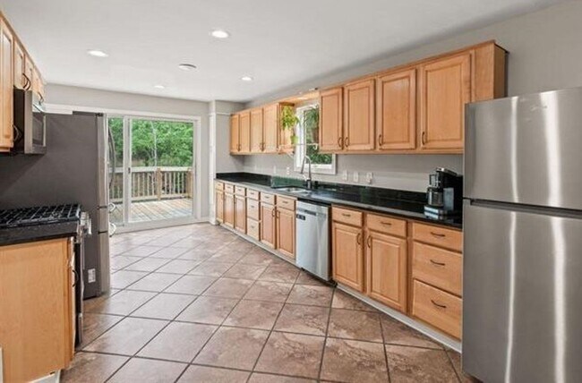 Building Photo - MULTI-LEVEL CONTEMPORARY HOME NEAR THE SALUDA RIVER