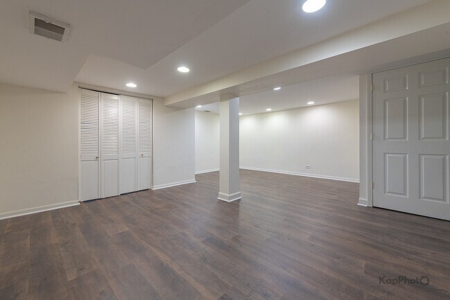 Building Photo - 110 N Waterford Dr
