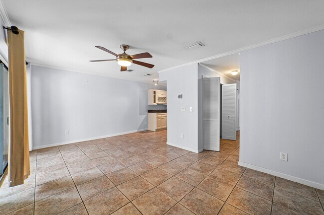 Building Photo - Modern 2 Bed 2 Bath. Only 1 Block Away from Jacksonville Beach. Pet Friendly