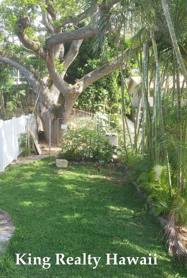 Building Photo - 4 br / 3 bath w/Lg Lanai &detached office ...
