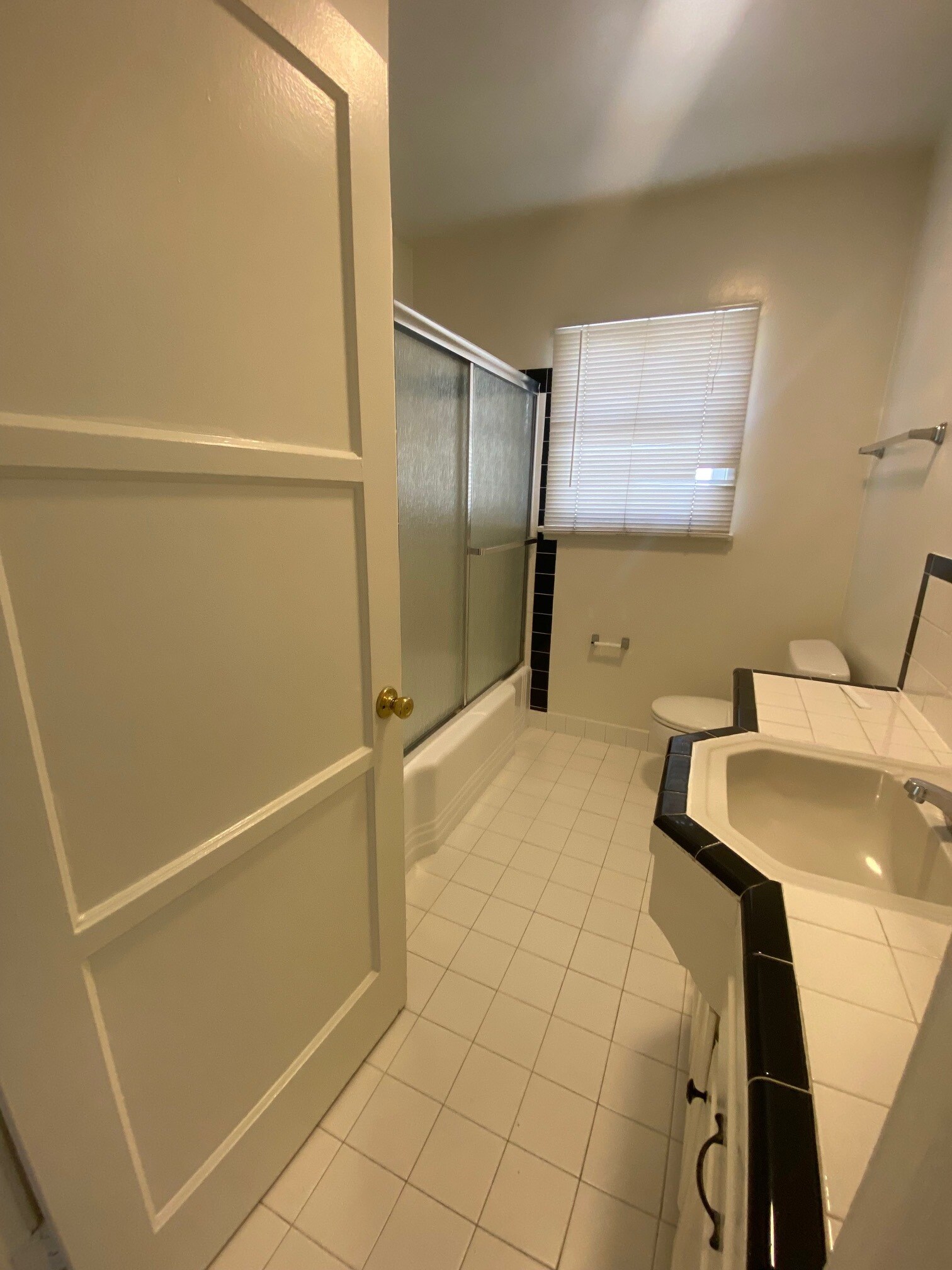 Building Photo - 609 Kelton Ave