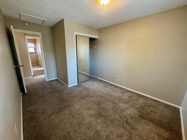 Building Photo - 4 Bedroom Home in Villa Loma-Available NOW