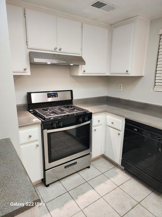 Building Photo - 2 Bedroom 1 Bathroom Apartment with 1 Car ...