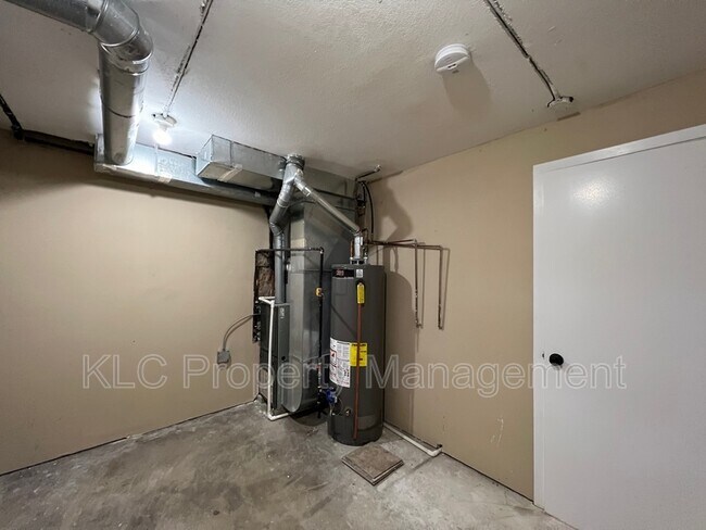 Building Photo - 3805 Maquoketa Dr