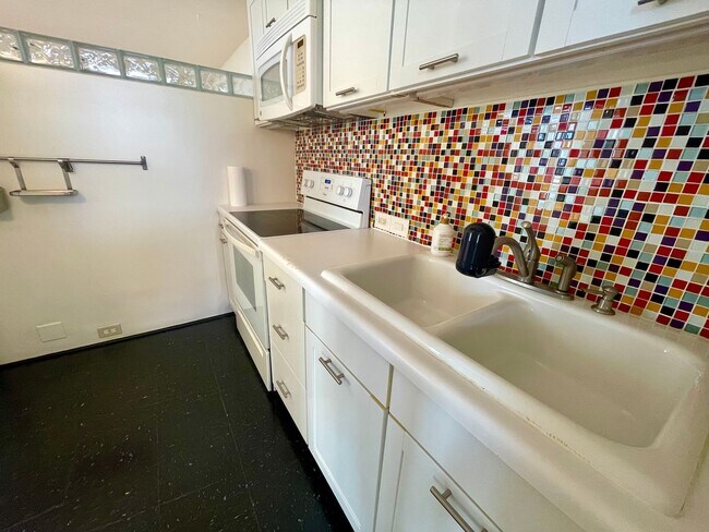 Building Photo - 1 Bedroom/1Bathroom/1Parking Unit Available Soon in Century Park Plaza!