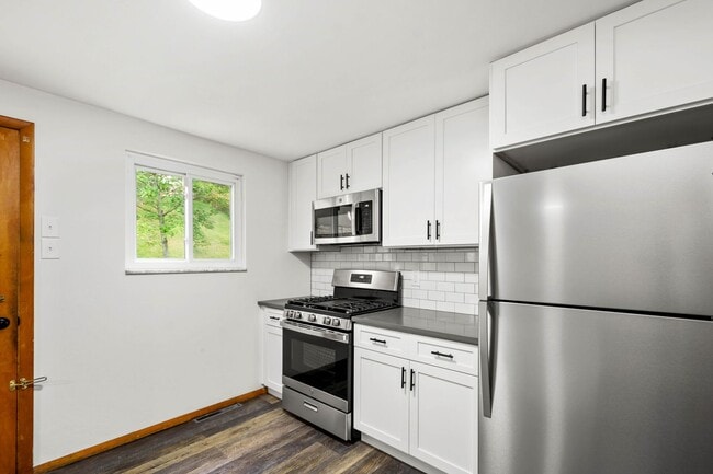 Building Photo - AVAILABLE AUGUST 1ST!! DON'T MISS TIS GORGEOUS 3 BEDROOM IN PENN HILLS!