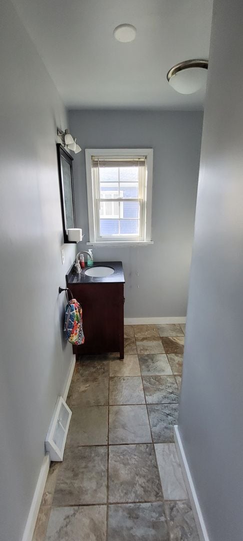 Building Photo - Available August 1st - 3 Bed Home in Cloqu...