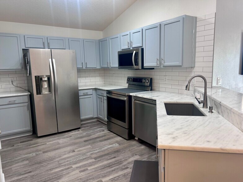 Building Photo - 15345 Markham Dr