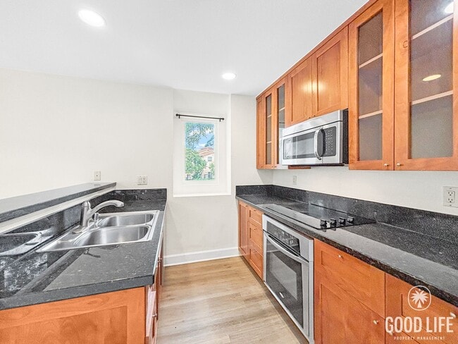 Building Photo - Beautiful 2BD/2BA Condo in La Jolla W/ Pri...