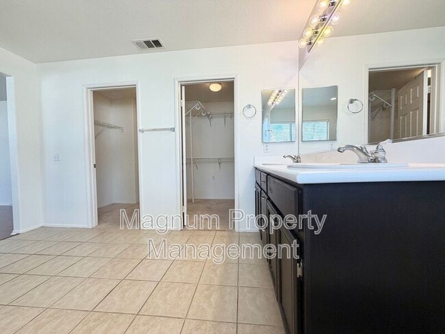 Building Photo - 23664 Groveland Pl