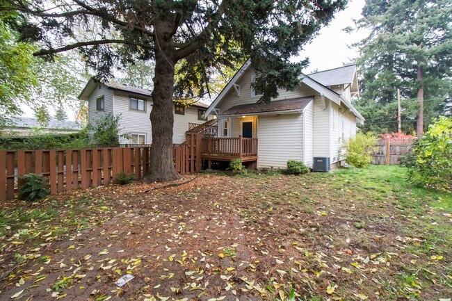 Building Photo - Cute St Johns Home with Updated Kitchen, F...