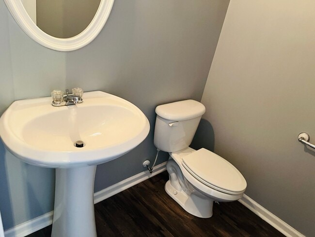 Building Photo - Sought after community, swimming/playground, courtyard, 1 car garage, 2 bed/2.5 bath, granite  co...