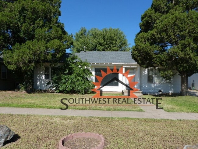 Primary Photo - Spacious 3 bedrooms 1.5 baths home with 1 ...