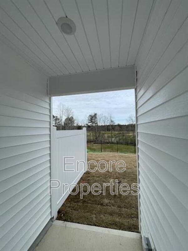 Building Photo - 347 David Hill Dr