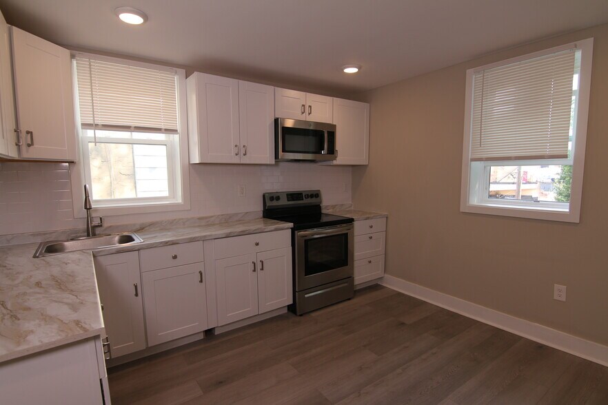 Building Photo - 1631 Dyre St