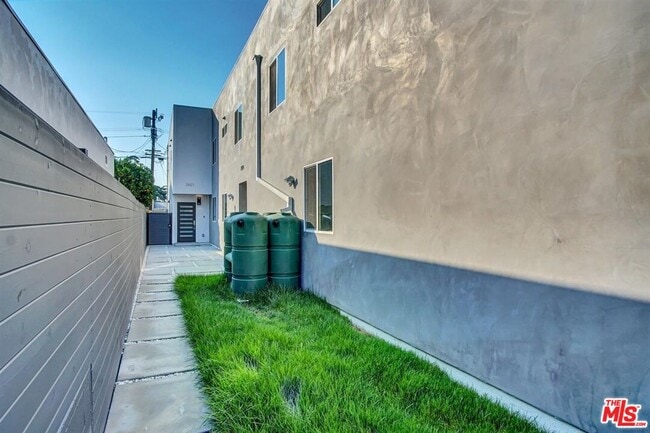 Building Photo - 2421 Cochran Ave