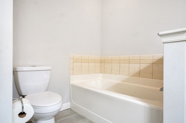 Building Photo - Stunning and Spacious 3 Bedroom 2.5 Bath C...