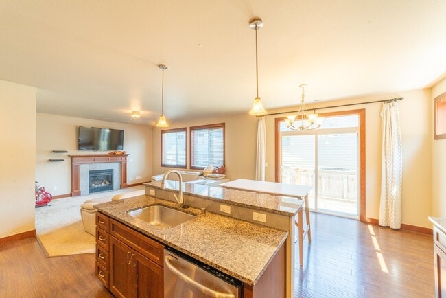 Building Photo - Large and Luxurious 2013 Built Home!