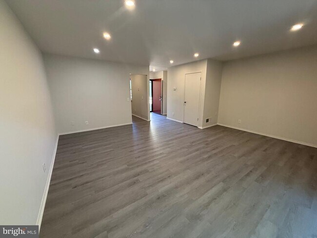 Building Photo - 2562 Glengyle Dr