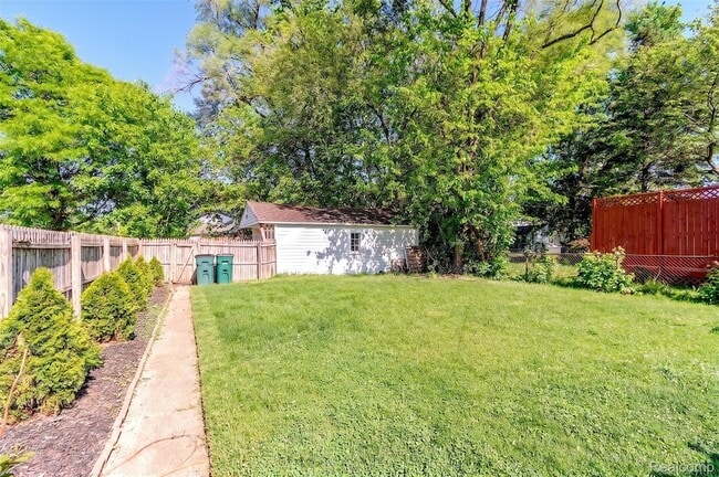 Building Photo - 3224 N Altadena Ave
