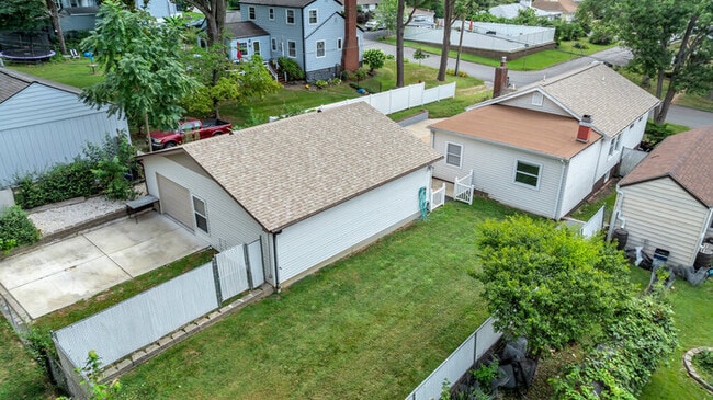 Building Photo - 631 Clover Ln