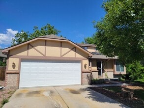 Building Photo - 4 Bed, 2.75 Bath with A/C! - MileStone Rea...