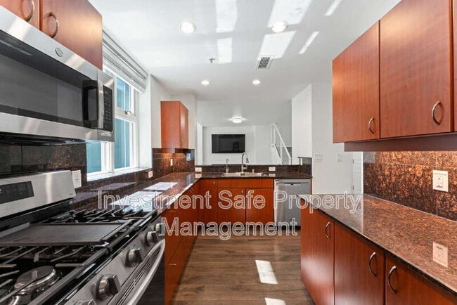Building Photo - 300 W Beech St