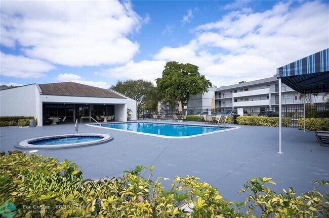 Building Photo - 8421 Lagos De Campo Blvd