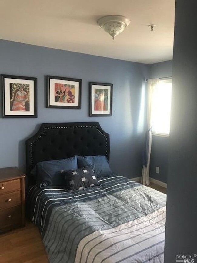 Building Photo - Gorgeous 3 bedroom 2.5 bath 2 story Townho...
